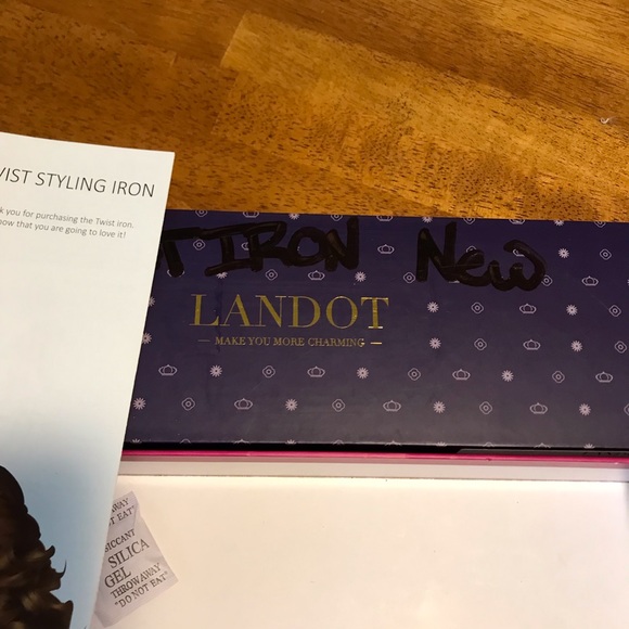 Landot Twist Curling Iron with glove & velvet bag - Picture 3 of 11